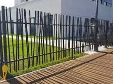 Fixation des poteaux avec des pieds de poteau