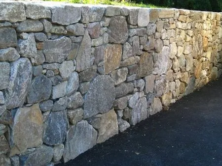 La clôture en maçonnerie de pierre naturelle