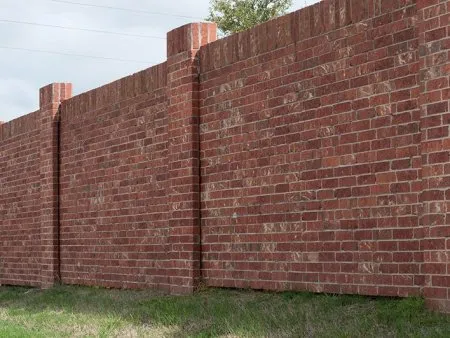 La clôture en maçonnerie de briques