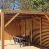 Création d'un brise-vue sur un pergola bioclimatique avec mécanismes SUNDIY XL coloris RAL 9005 et lames en bois Douglas