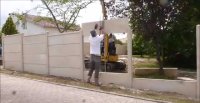 La clôture en béton composée d'éléments préfabriqués