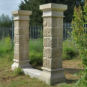 Les piliers en pierres reconstituées